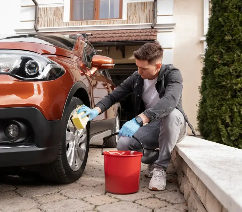 Lavage auto à domicile Chenereilles : professionnel intervenant sur un véhicule